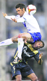Franco Razzotti (top) of Argentinas Velez Sarsfield fights for the ball with De la Cruz of Ecuadors Liga de Quito during their match in Buenos Aires on Tuesday.