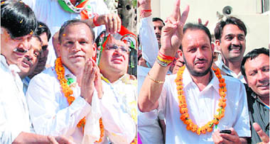 (Left) Congress candidate DK Bansal and INLD candidate Pardeep Chaudhary after their victory at Panchkula and Kalka, respectively, in the Assembly poll results announced on Thursday.