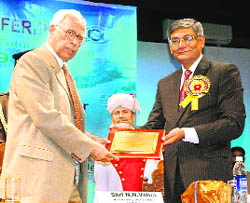 Governor NN Vohra receives the Kumarappa Reckless Award for his distinguished contributions from the Chief Justice of the Jammu and Kashmir High Court, Justice Barin Ghosh, in Srinagar on Thursday