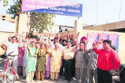 Residents of Deshmesh Nagar stage a dharna outside the Shimlapuri police station.