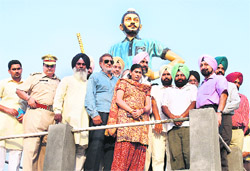 Punjab finance minister Manpreet Singh Badal unveils the statue of hockey star Surjeet Singh Randhawa at Jarkhar village