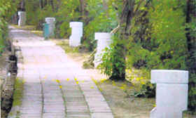 The low and strange-shaped lighting fixtures along the lake promenade were designed by Corbusier himself. 