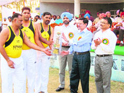 The Ropar police team being awarded the overall trophy.