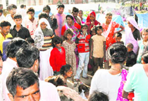 Relatives and neighbours of Hira Lal sit on dharna beside his body in front of the Sector 14 police station in Panchkula