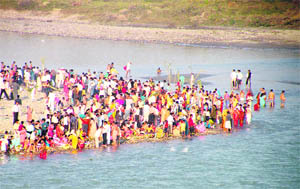 Devotees perform rituals at Neel Dhara.