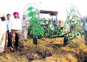 Amritsar Deputy Commissioner KS Pannu inspects the wonder machine Baler on demonstration at Butte Sevian village, near Amritsar