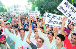 Workers of the BJP stage a protest against the district police chief in Amritsar on Monday.