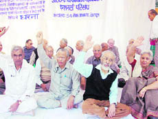 Retired teachers of universities and colleges of Uttarakhand hold a protest at Gandhi Park in Dehradun on Monday.