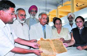 Sohan Singh Cheema, who donated the original copy of Heer, at the Desh Bhagat Yaadgar Hall