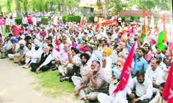 Trade union workers protest against inflation and anti-worker policies of the government in front of the Mini-Secretariat in Ludhiana