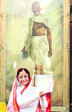 President Pratibha Patil shows letters of Gandhiji in London.