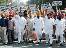Bholath MLA Sukhpal Singh Khaira leads a protest of Congress workers in Kapurthala on Thursday.