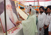 Harsimrat Kaur Badal paying floral tributes to Sant Baba Fateh Singh on his 37th death anniversary at Badiala village in Bathinda