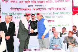 Chief Minister Prem Kumar Dhumal welcoming Mongolian Ambassador V.Emkbold at Sujanpur