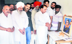 Chairman, PPCC urban development cell, Ramesh Joshi and other party activists pay tributes to Indira Gandhi in Ludhiana