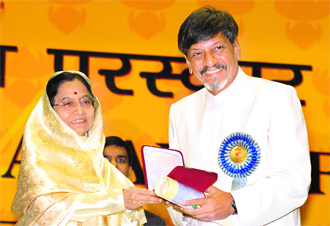 Amol Palekar receives the National Award from President Pratibha Patil for Quest, which got the best feature film in English (2006) award