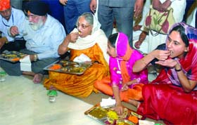 Delhi Chief Minister Sheila Dikshit with her daughter and granddaughter eats langar at Gurdwara Bangla Shahib during the inauguration of a new langar house in New Delhi