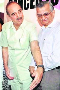 Union Health Minister Ghulam Nabi Azad with chairman of the Atomic Energy Commission Anil Kakodkar at the annual breast and gynaecological conference in Mumbai
