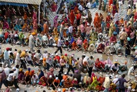 Devotees partake langar during the birth anniversary celebrations of Guru Nanak Dev at Gurdwara Qila Mubarak in Bathinda