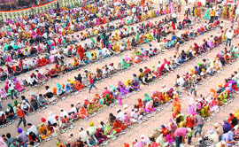 A large number of devotees took a holy dip in the sarovar and Kali Bein near Gurdwara Ber Sahib in Sultanpur Lodhi on the occasion of the birth anniversary of Guru Nanak Dev on Monday