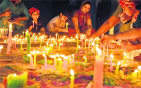 Devotees lighting candles on the occasion of Gurpurb at Gurudwara Dukh Nivaran
