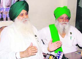 President of the BKU Ajmer Singh Lakhowal addresses mediapersons in Ludhiana