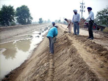 Raising of Malukpura distributary in progress near village Qabarwala.