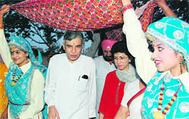 Union minister for parliamentary affairs and water resources Pawan Kumar Bansal along with union minister for tourism, housing and urban poverty alleviation Kumari Selja during the inauguration of a sarovar at Dadu Majra.