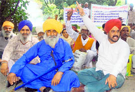Farmers of Udham Singh Nagar district protest against the non-possession of land at Dehradun on Tuesday.