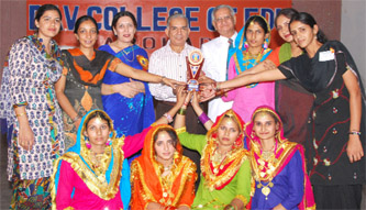 Former PPCC president Virendra Kataria and Rajneesh Ahuja giving prizes to a team in the PU zonal festival at Abohar.
