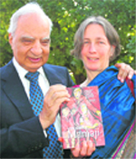 Ved Mehta and Linn Cary Mehta pose with Daddyji at Panjab University, Chandigarh