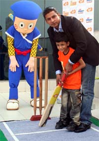 Former cricketer Ajay Jadeja gives tips to a child at a function in a Gurgaon mall