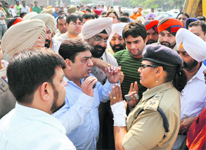 Shopkeepers arguing with DSP Amandeep Kaur at the Feroze Gandhi Market in Ludhiana on Wednesday.