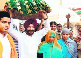 All India Anti-Terrorist Front president MS Bitta and J&K braveheart Rukhsana offer obeisance at the Shrine of Sufi Saint Khwaja Moinuddin Chishti in Ajmer
