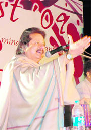 Ghazal maestro Pankaj Udhas performs at Grafest-09 on Friday night. He sang popular numbers like Chandi jaisa rang hai tera, Ahista kijiye baatein, Thodi thodi piya karo, Na kajre ki dhar and rounded it off with Chitthi ayi hai.