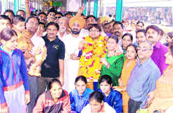 Parveen Thakur being accorded a rousing reception in Ludhiana on Saturday.