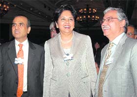 Bharti Airtels chairman Sunil Mittal (L), PepsiCo CEO Indra Nooyi (C), and Hero Cycles MD Sunil Kant Munjal at the India Economic Summit 2009 in New Delhi