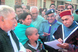 Residents of Dhaneshari village urging Chief Minister PK Dhumal to ensure speedy probe into the death of Gagnesh, at Sundernagar on Saturday.