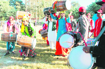 Dholis play on 