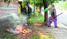 Not caring two hoots for the ban on burning refuse, this safai karamchari burns waste near the mini-secretariat in Karnal.