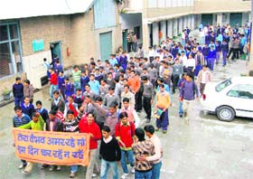 ABVP activists take out a rally on the occasion of education bandh from Mandi college