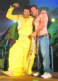 Famous Punjabi singer Gurdas Mann during a performance on the concluding day of ‘Parivartan 2K9’, a technofest, at Chandigarh Engineering College, Landran
