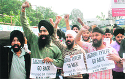 Activists of the Nirbhow Nirvair Organisation protest against the visit of former union minister Jagdish Tytler in Jammu