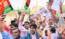 SP men protest against assault on Azmi in Patna.