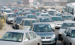 A cabinet ministers visit led to a traffic jam at NH-2 near Faridabad 