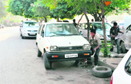 a mechanic repairs a car in Ludhiana 
