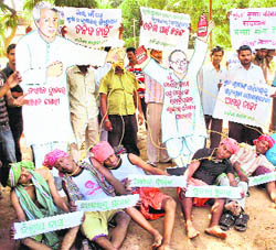 Orissa Lok Dal activists demonstrate against the Naveen Patnaik government for its negligence regarding the death of farmers due to drought in Bhubaneswar on Wednesday