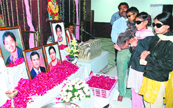 The three kids, Preeti, Puja and Raju, who got the eyes of Dhruv and Archit pay tributes to their benefactors in Panchkula 