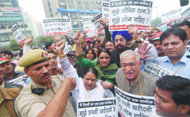 Delhi BJP president O.P. Kohli with activists protests against price rise at Connaught Place in New Delhi on Thursday.