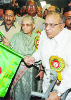 Urban development minister Jaipal Reddy and Delhi Chief Minister Sheila Dikshit flag off the Delhi-Noida Metro on Thursday.